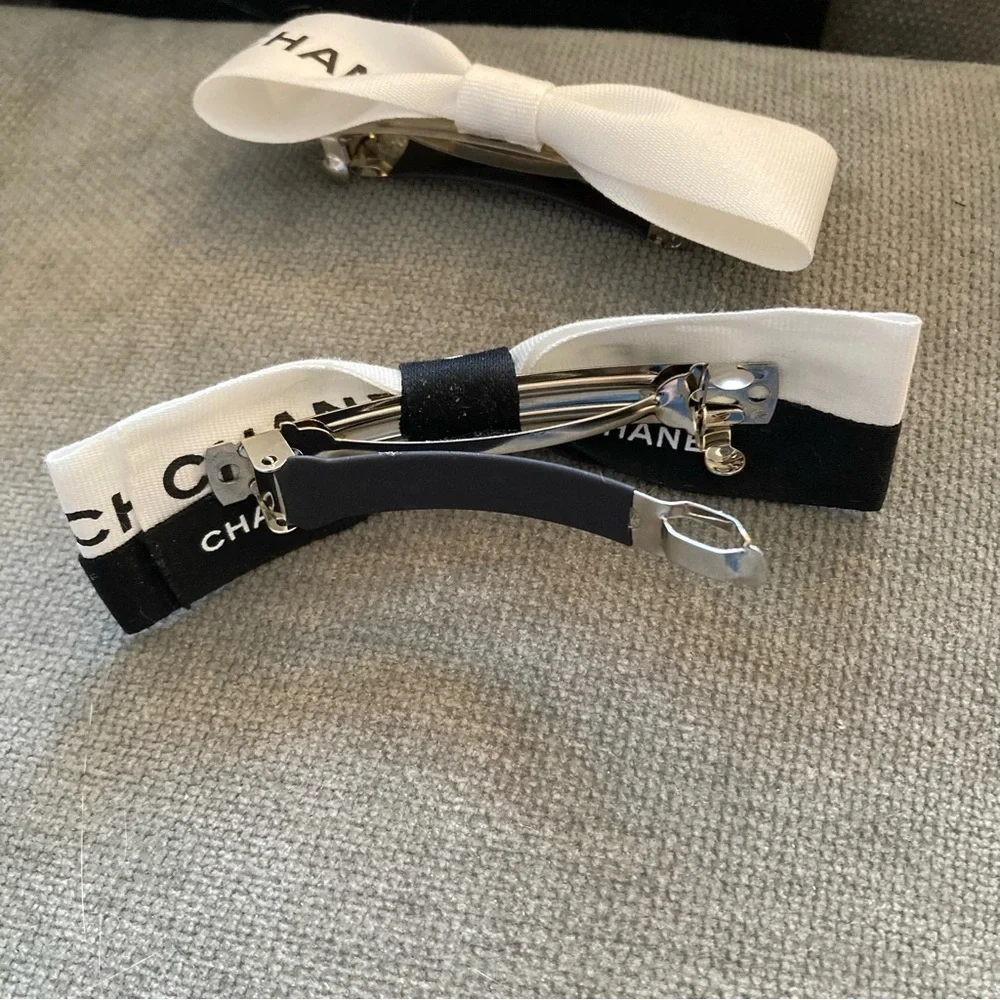 Authentic Chanel Gift Wrapping Ribbon on Barrette - Picture 2 of 16
